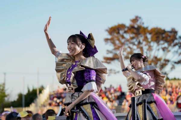 ももクロ、10年ぶりの『桃神祭』に3万6000人！「走れ！」「青春賦」で心をつなぎ、20周年のその先へ