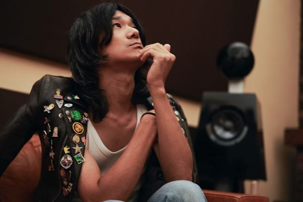 【a flood of circle・佐々木亮介インタビュー】結成20周年・初の武道館＆ベスト盤『革命未遂の蝶が見る夢』を通じて明かされた、バンドが示す新たなロックの形