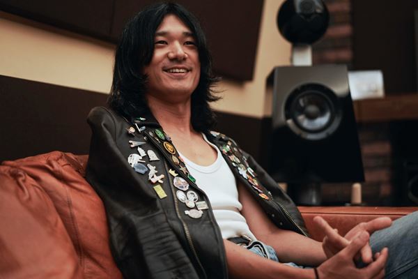 【a flood of circle・佐々木亮介インタビュー】結成20周年・初の武道館＆ベスト盤『革命未遂の蝶が見る夢』を通じて明かされた、バンドが示す新たなロックの形