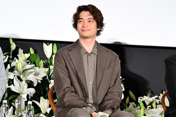 福原遥「当たり前が当たり前じゃない」 映画『あの星』完成披露試写会で777本の百合に包まれヒット祈願