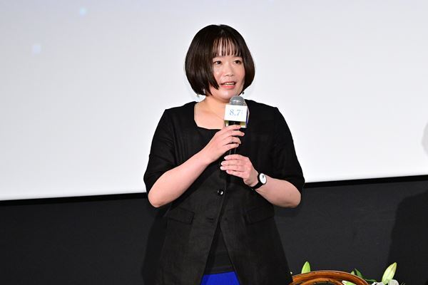 福原遥「当たり前が当たり前じゃない」 映画『あの星』完成披露試写会で777本の百合に包まれヒット祈願
