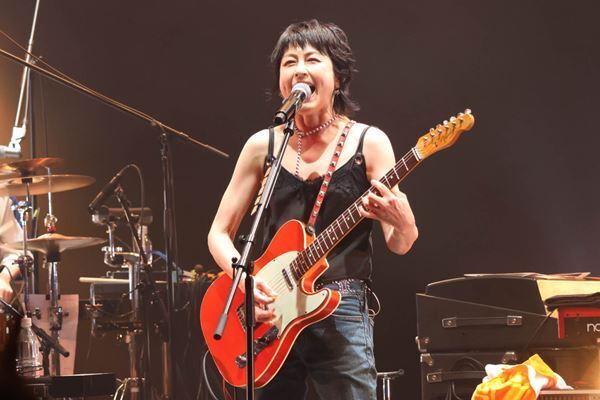 岸谷香 × BONNIE PINK × 吉岡聖恵が初共演した伝説の一夜をレポート！歌姫たちのボーカルリレーによる「M」に感動の嵐