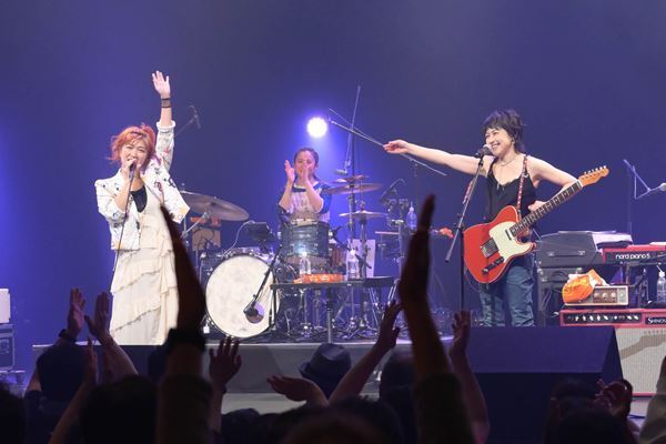 岸谷香 × BONNIE PINK × 吉岡聖恵が初共演した伝説の一夜をレポート！歌姫たちのボーカルリレーによる「M」に感動の嵐
