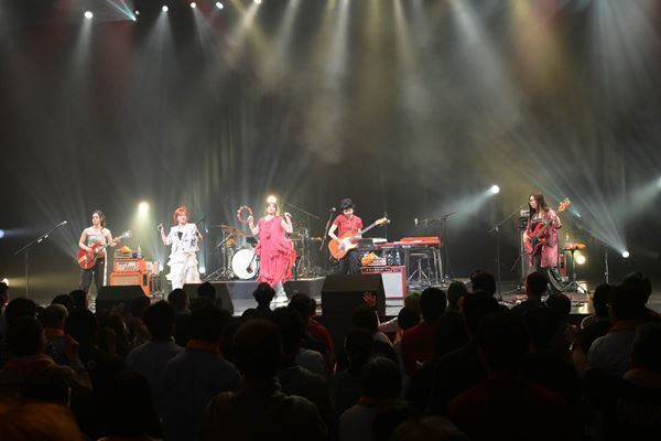 岸谷香 × BONNIE PINK × 吉岡聖恵が初共演した伝説の一夜をレポート！歌姫たちのボーカルリレーによる「M」に感動の嵐