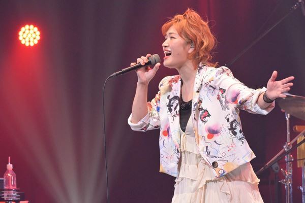 岸谷香 × BONNIE PINK × 吉岡聖恵が初共演した伝説の一夜をレポート！歌姫たちのボーカルリレーによる「M」に感動の嵐