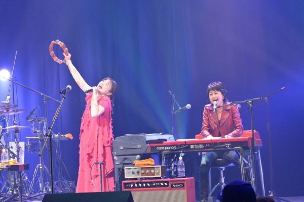 岸谷香 × BONNIE PINK × 吉岡聖恵が初共演した伝説の一夜をレポート！歌姫たちのボーカルリレーによる「M」に感動の嵐