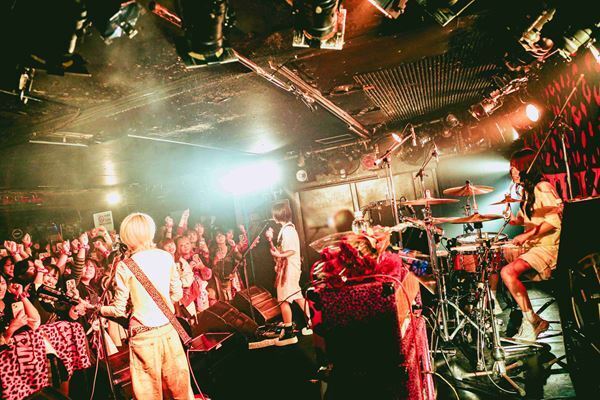 つきみ、愛と衝動を鳴らしたツアー初日 Conton Candyと作り上げた“ライブハウスという居場所”
