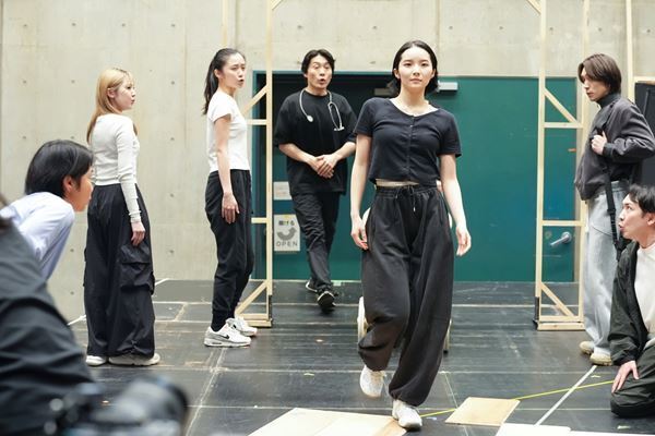 木下晴香の歌声が響く！ 音楽劇『コーカサスの白墨の輪』稽古場レポート＆トレーラー映像が到着