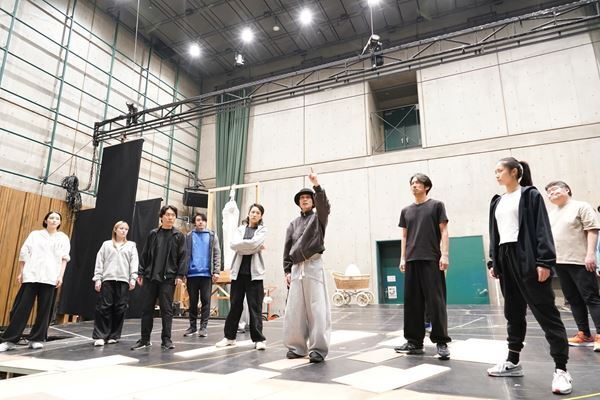 木下晴香の歌声が響く！ 音楽劇『コーカサスの白墨の輪』稽古場レポート＆トレーラー映像が到着