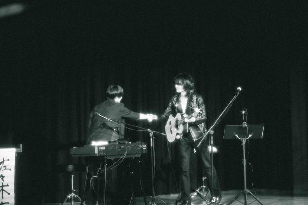 フラッド佐々木亮介による弾き語りツーマンに日食なつこ参戦 「日食さんのいる時代に生きててよかったね」歌魂が激突した浅草の夜をレポート