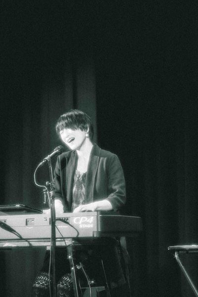 フラッド佐々木亮介による弾き語りツーマンに日食なつこ参戦 「日食さんのいる時代に生きててよかったね」歌魂が激突した浅草の夜をレポート