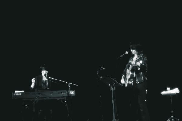 フラッド佐々木亮介による弾き語りツーマンに日食なつこ参戦 「日食さんのいる時代に生きててよかったね」歌魂が激突した浅草の夜をレポート