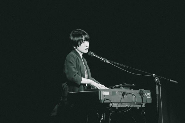 フラッド佐々木亮介による弾き語りツーマンに日食なつこ参戦 「日食さんのいる時代に生きててよかったね」歌魂が激突した浅草の夜をレポート