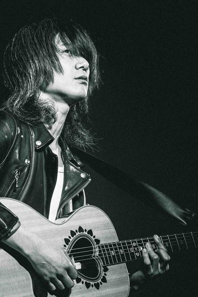 フラッド佐々木亮介による弾き語りツーマンに日食なつこ参戦 「日食さんのいる時代に生きててよかったね」歌魂が激突した浅草の夜をレポート