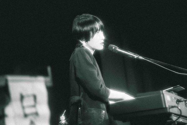 フラッド佐々木亮介による弾き語りツーマンに日食なつこ参戦 「日食さんのいる時代に生きててよかったね」歌魂が激突した浅草の夜をレポート