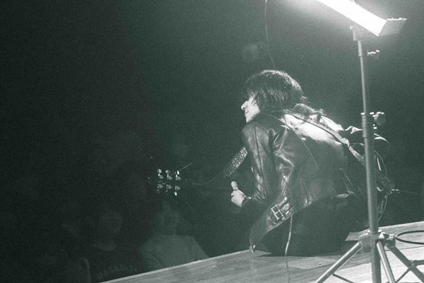 フラッド佐々木亮介による弾き語りツーマンに日食なつこ参戦 「日食さんのいる時代に生きててよかったね」歌魂が激突した浅草の夜をレポート