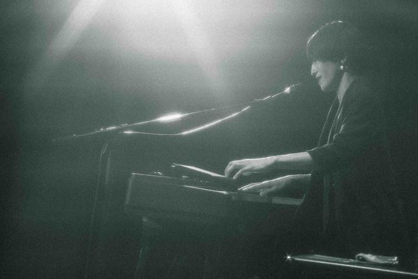 フラッド佐々木亮介による弾き語りツーマンに日食なつこ参戦 「日食さんのいる時代に生きててよかったね」歌魂が激突した浅草の夜をレポート