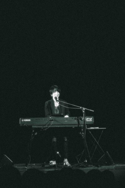 フラッド佐々木亮介による弾き語りツーマンに日食なつこ参戦 「日食さんのいる時代に生きててよかったね」歌魂が激突した浅草の夜をレポート