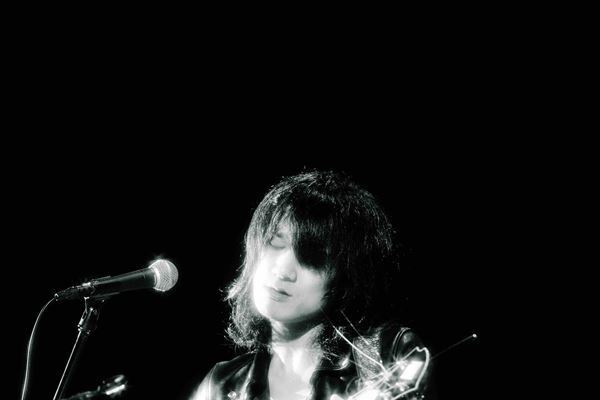 フラッド佐々木亮介による弾き語りツーマンに日食なつこ参戦 「日食さんのいる時代に生きててよかったね」歌魂が激突した浅草の夜をレポート