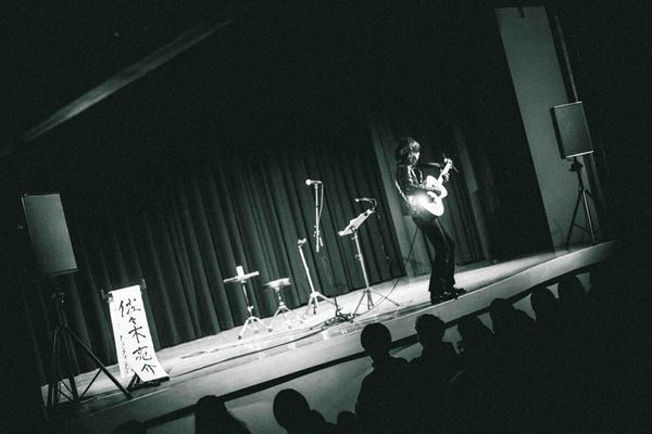 フラッド佐々木亮介による弾き語りツーマンに日食なつこ参戦 「日食さんのいる時代に生きててよかったね」歌魂が激突した浅草の夜をレポート