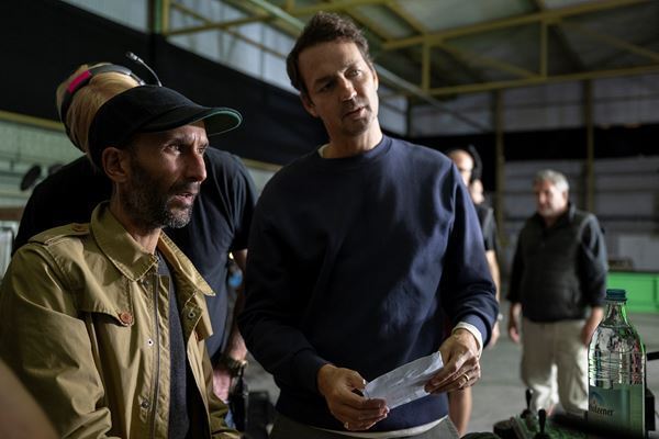 映画『ザ・クロウ』ビル・スカルスガルドのインタビュー特別映像公開　復讐のアクションに込めた「感情」とは？