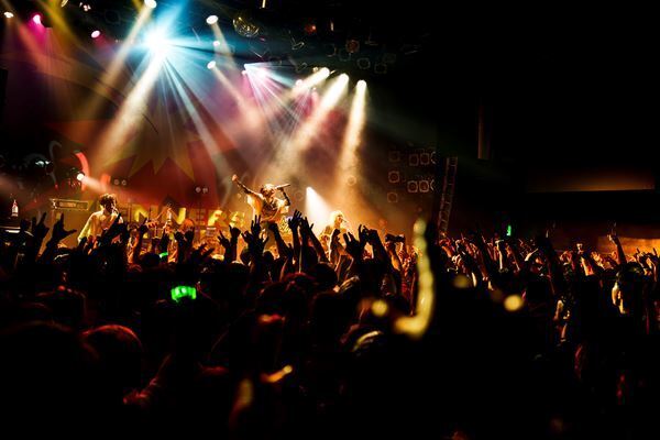Wienners、新体制で踏み出した『OVER THE TOP TOUR 2026』　藤咲彩音＆眉村ちあきと鳴らした新たな旅の号砲