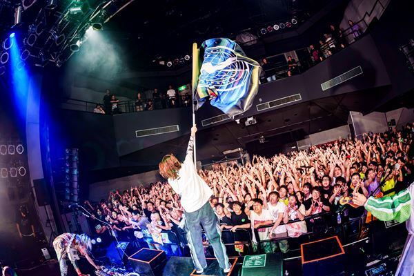 Wienners、新体制で踏み出した『OVER THE TOP TOUR 2026』　藤咲彩音＆眉村ちあきと鳴らした新たな旅の号砲