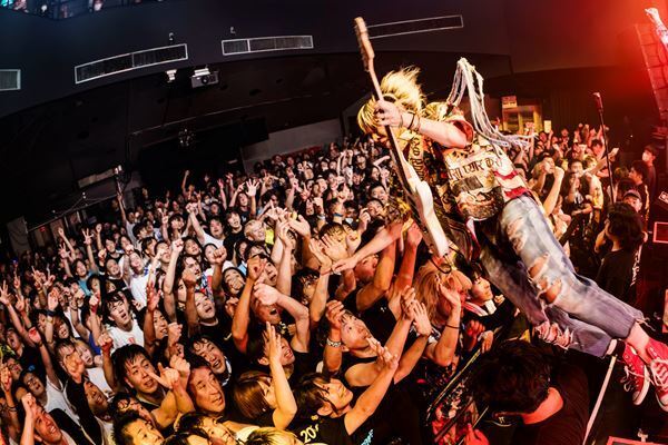 Wienners、新体制で踏み出した『OVER THE TOP TOUR 2026』　藤咲彩音＆眉村ちあきと鳴らした新たな旅の号砲