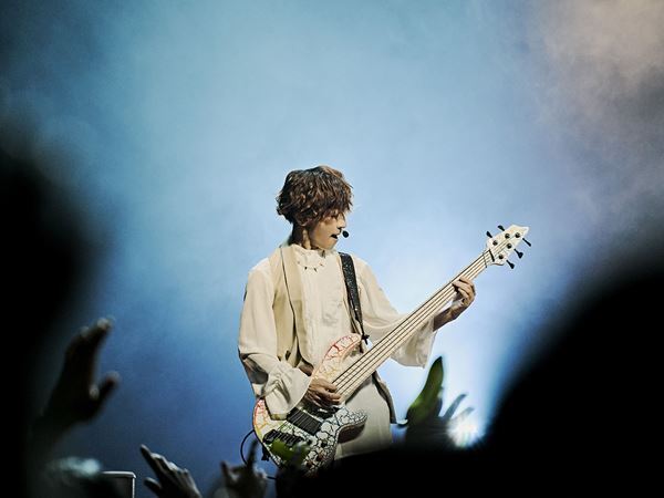 【TETSUYA & Like-an-Angelライヴ特集 PART1】TETSUYA、ヴォーカルとベースの二面性で魅了──音楽人生の全てを見せた〈「TETAUYA BIRTHDAY CELEBRATION」LIVE 2025“THANK YOU”〉 1st＆2ndライヴ全網羅レポート