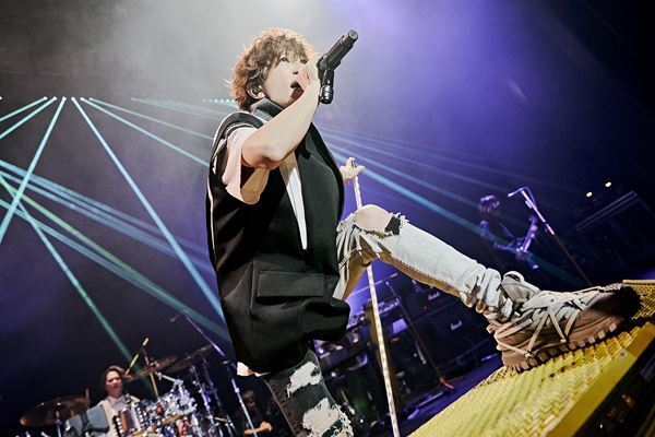 【TETSUYA & Like-an-Angelライヴ特集 PART1】TETSUYA、ヴォーカルとベースの二面性で魅了──音楽人生の全てを見せた〈「TETAUYA BIRTHDAY CELEBRATION」LIVE 2025“THANK YOU”〉 1st＆2ndライヴ全網羅レポート