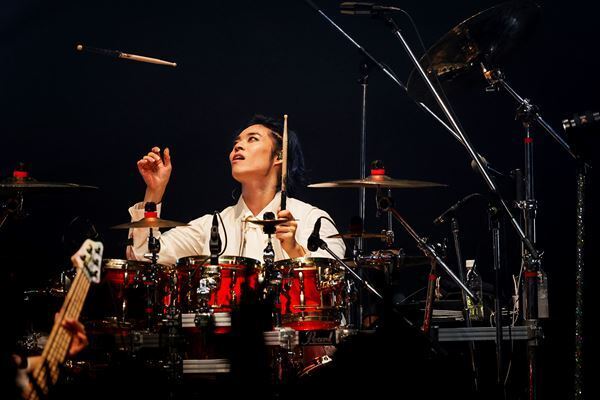 【TETSUYA & Like-an-Angelライヴ特集 PART1】TETSUYA、ヴォーカルとベースの二面性で魅了──音楽人生の全てを見せた〈「TETAUYA BIRTHDAY CELEBRATION」LIVE 2025“THANK YOU”〉 1st＆2ndライヴ全網羅レポート