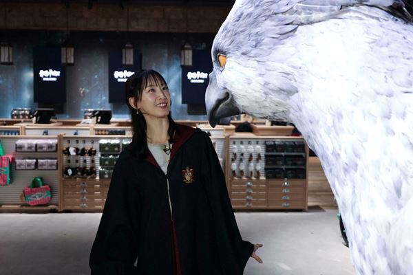 舞台『ハリー・ポッターと呪いの子』ハーマイオニー・グレンジャー役 松井玲奈が憧れのトム・フェルトンと夢の対談