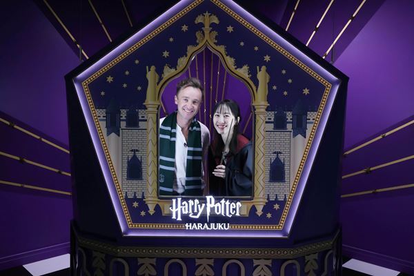 舞台『ハリー・ポッターと呪いの子』ハーマイオニー・グレンジャー役 松井玲奈が憧れのトム・フェルトンと夢の対談