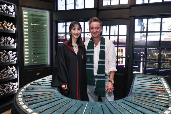 舞台『ハリー・ポッターと呪いの子』ハーマイオニー・グレンジャー役 松井玲奈が憧れのトム・フェルトンと夢の対談