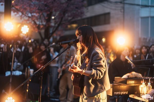 にしな、アルバム『日々散漫』リリース記念！渋谷の路上でフリーライブ開催！大勢の観客を前に「泣いちゃいそうです」【オフィシャルレポート】