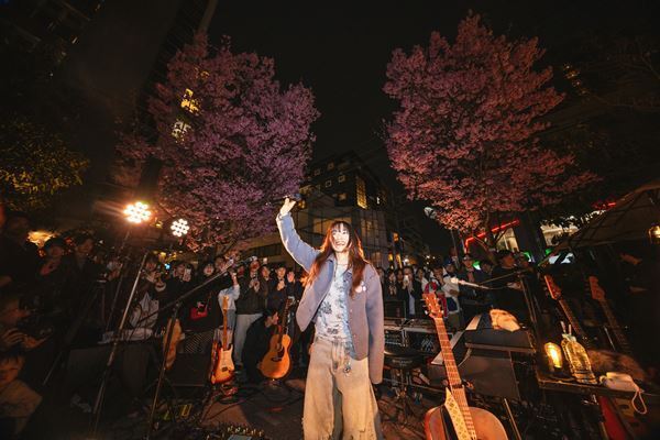 にしな、アルバム『日々散漫』リリース記念！渋谷の路上でフリーライブ開催！大勢の観客を前に「泣いちゃいそうです」【オフィシャルレポート】