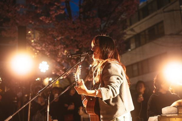 にしな、アルバム『日々散漫』リリース記念！渋谷の路上でフリーライブ開催！大勢の観客を前に「泣いちゃいそうです」【オフィシャルレポート】