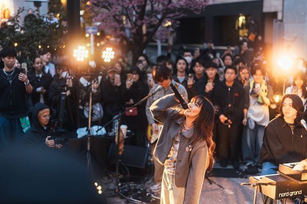 にしな、アルバム『日々散漫』リリース記念！渋谷の路上でフリーライブ開催！大勢の観客を前に「泣いちゃいそうです」【オフィシャルレポート】