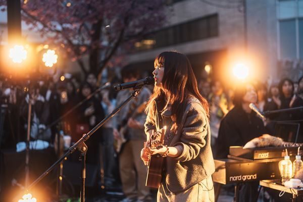 にしな、アルバム『日々散漫』リリース記念！渋谷の路上でフリーライブ開催！大勢の観客を前に「泣いちゃいそうです」【オフィシャルレポート】