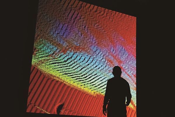 『ミッション∞インフィニティ』東京都現代美術館で　ダイナミックなインスタレーションで可視化される量子宇宙の世界