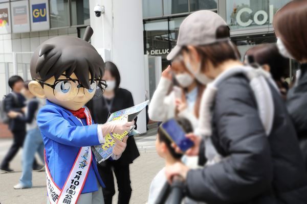 コナンが横浜・桜木町にサプライズ降臨！『ハイウェイの堕天使』特別号外配布にファン大行列
