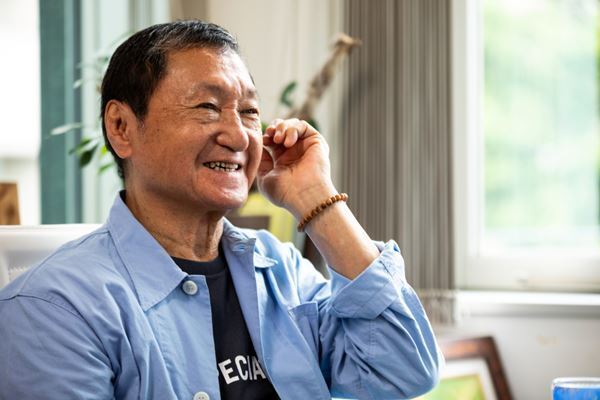 南佳孝が語る、初の自主制作作品『いくつになっても遊びたりない』に込めた思い――デビュー53年目の自由すぎる創造の秘密に迫る