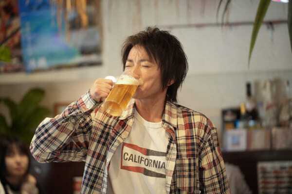 『カイジ 人生リベンジゲーム』場面写真16点一挙解禁　キンッキンに冷えたヤツを飲むお馴染みのシーンも