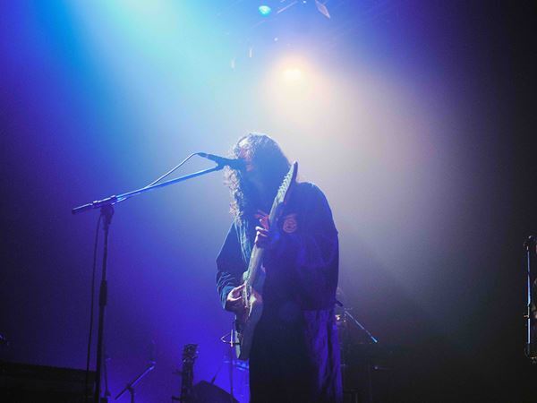 ROTH BART BARON が描いた“青”の軌跡 ーー 三船雅也が曝け出した現在地と真価を刻んだツアー最終公演をレポート