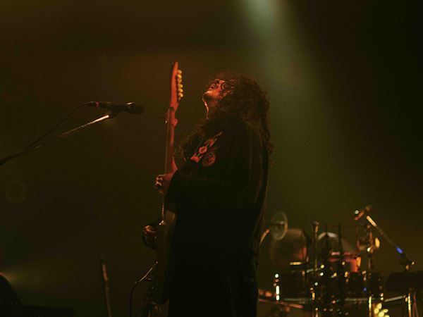 ROTH BART BARON が描いた“青”の軌跡 ーー 三船雅也が曝け出した現在地と真価を刻んだツアー最終公演をレポート