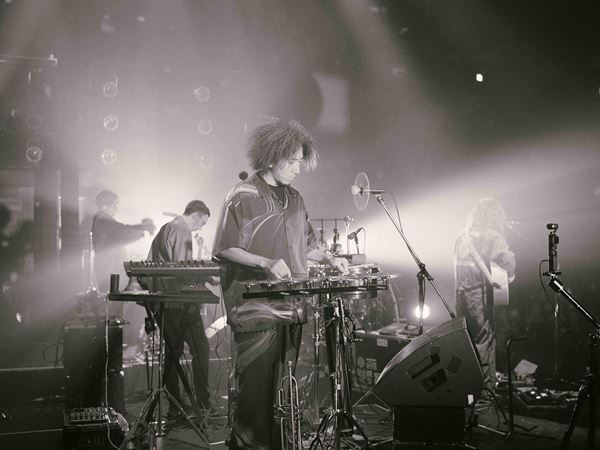 ROTH BART BARON が描いた“青”の軌跡 ーー 三船雅也が曝け出した現在地と真価を刻んだツアー最終公演をレポート