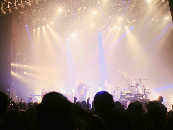 ROTH BART BARON が描いた“青”の軌跡 ーー 三船雅也が曝け出した現在地と真価を刻んだツアー最終公演をレポート