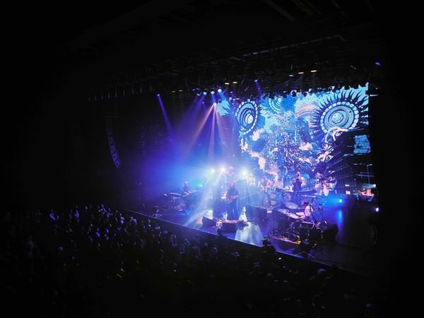 ROTH BART BARON が描いた“青”の軌跡 ーー 三船雅也が曝け出した現在地と真価を刻んだツアー最終公演をレポート