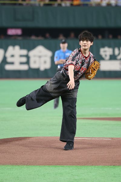 高橋文哉が東京ドーム始球式で圧巻のノーバン投球！ 映画『ブルーロック』をアピール