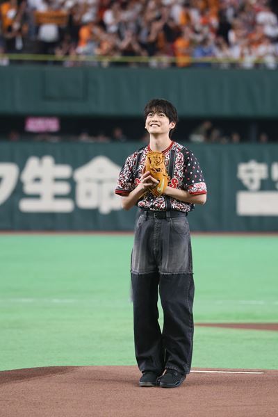 高橋文哉が東京ドーム始球式で圧巻のノーバン投球！ 映画『ブルーロック』をアピール